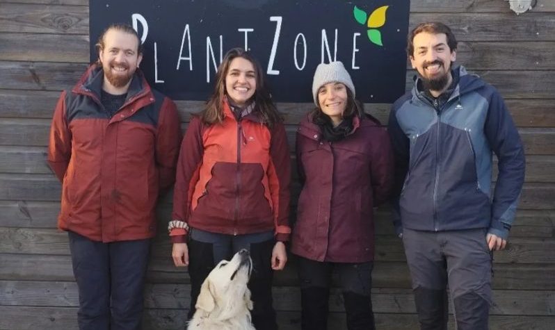 Photo de l'équipe de Plantzone devant le panneau Plantzone