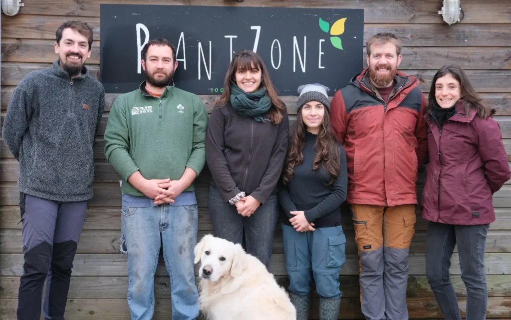 Photo de l'équipe de Plantzone, de Gauche à droite : Kévin Coussy (associé gérant), Jean Beurton (livreur), Elsa Courteix (associée gérante), Claudia (production), Antoine Deniel (associé gérant), Marion Lagraulet (associée gérante) et Ubac, le Golden, mascotte de l'entreprise.